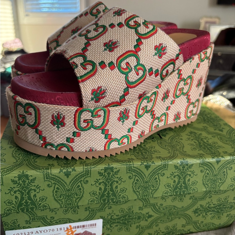 NIB Beige and Burgundy Platform Slides